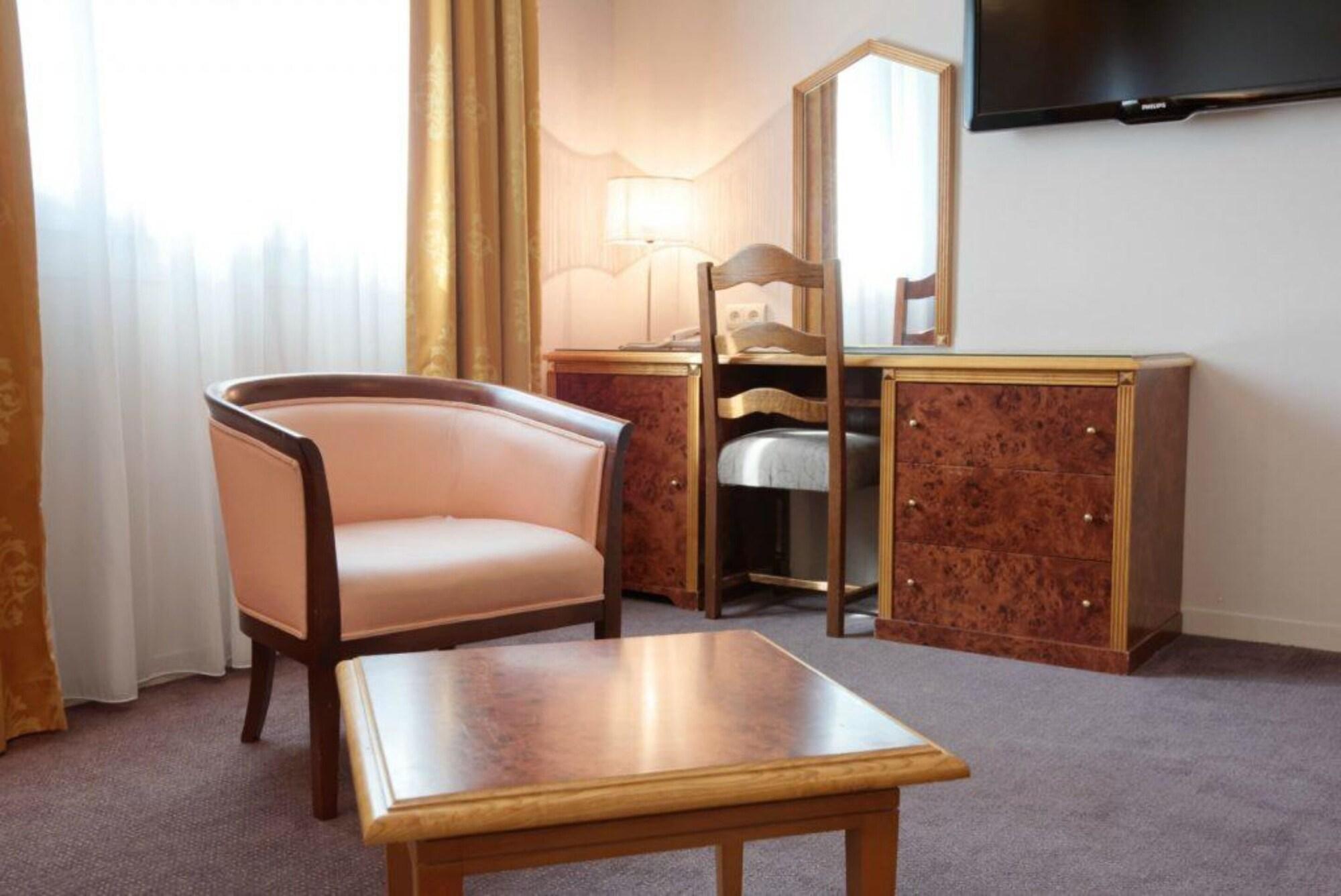 Le Manoir Hotel Orchies Екстериор снимка